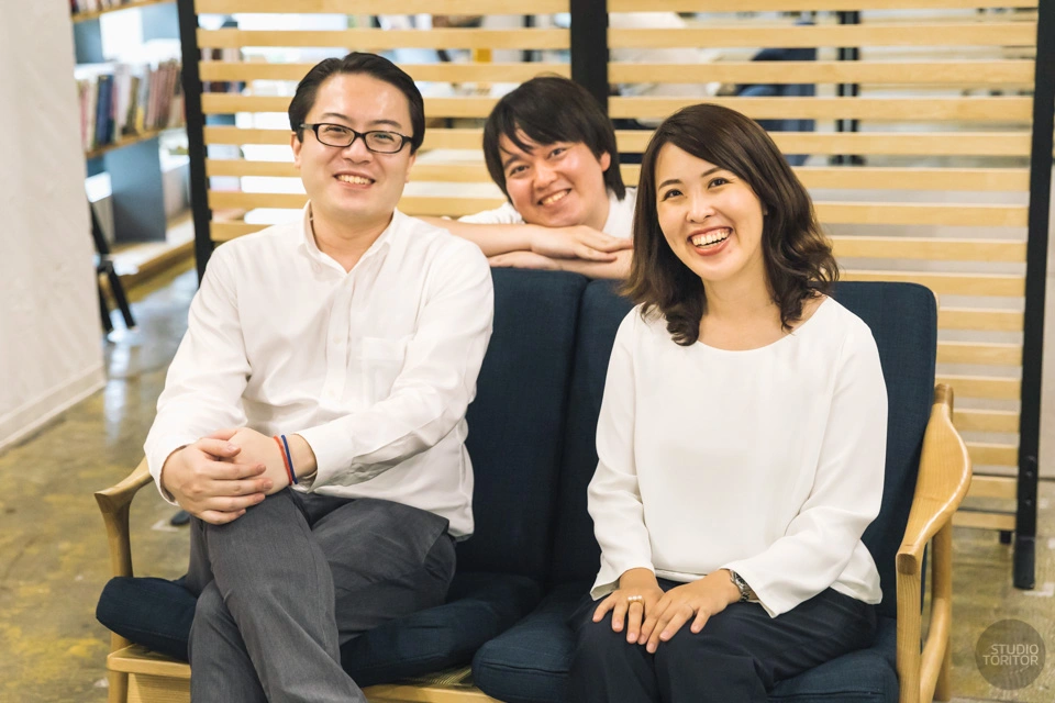 求人・採用サイト用の企業出張撮影：オフィスのソファーで笑顔を見せる社員の集合写真