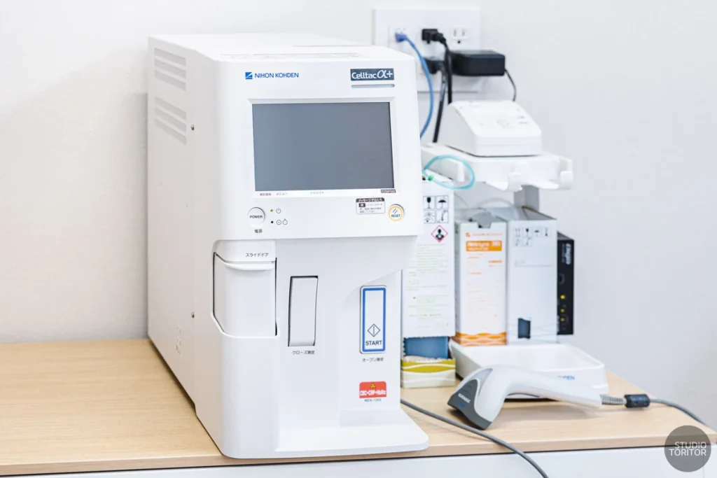 迅速血液検査に対応した全自動血球計数器。クリニック・病院の医療機器写真撮影事例。