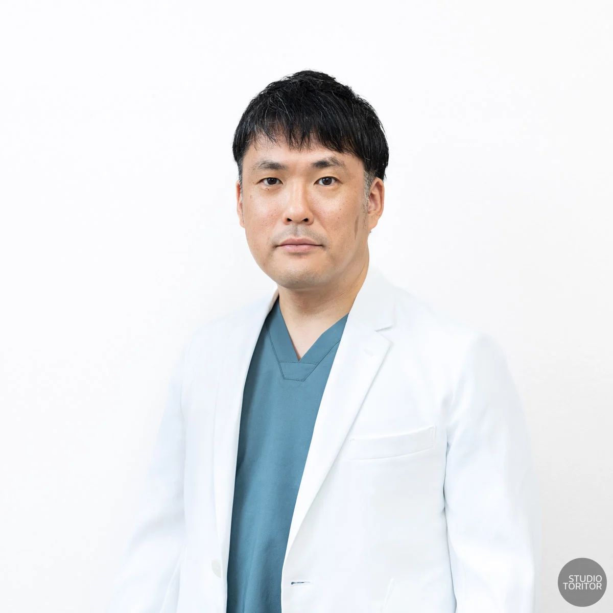 ホームページ用の医師プロフィール写真(白背景・真剣)。病院・クリニック出張撮影。