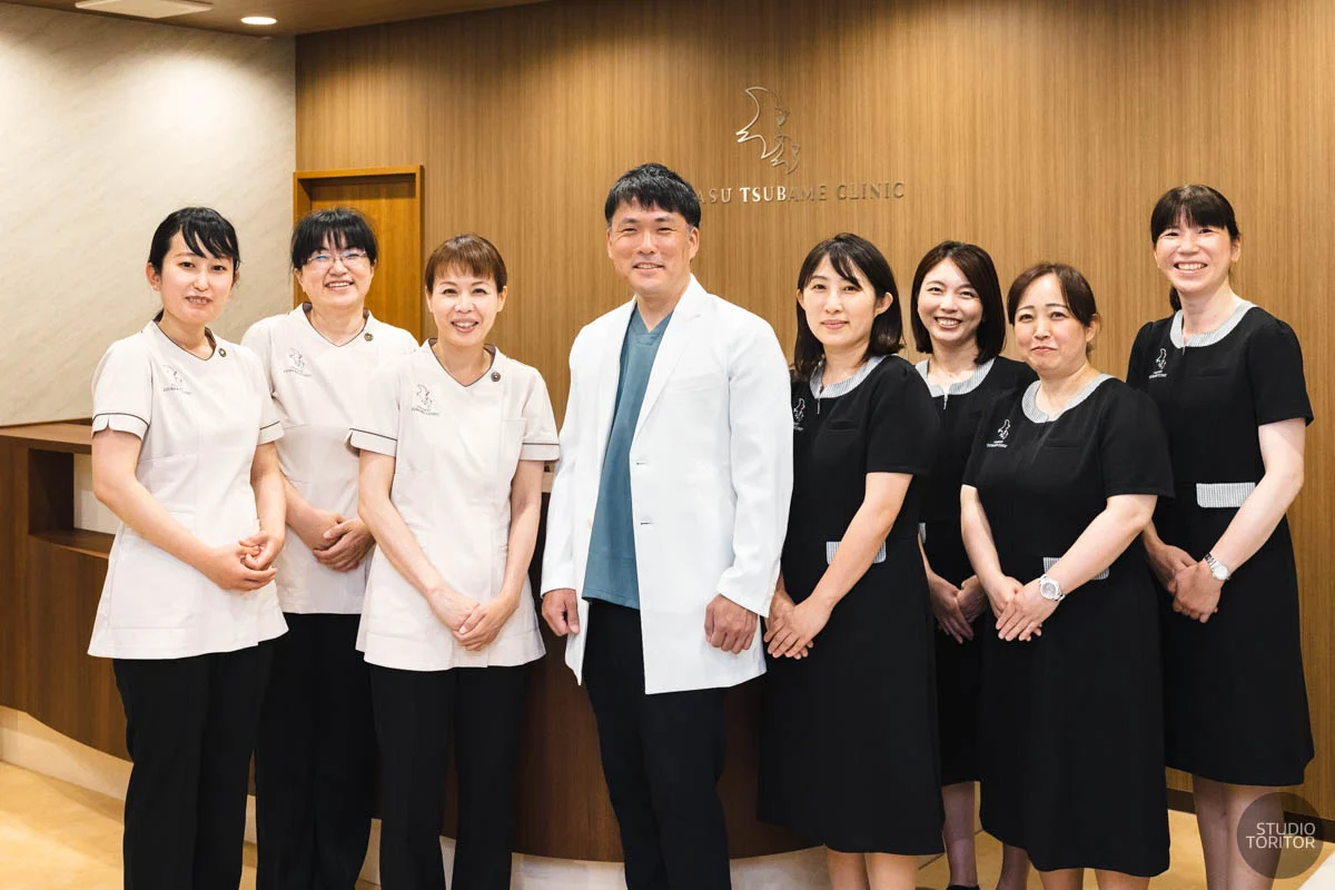 内科クリニックの医師・看護師・医療事務スタッフの笑顔の集合写真。ホームページ・採用サイト向け出張撮影。