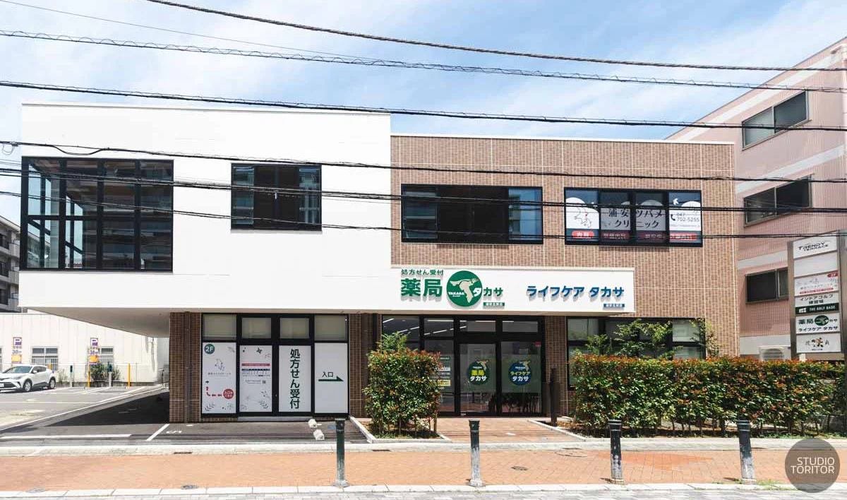 調剤薬局が入居する医療モールビルの全景外観。病院・クリニック出張撮影事例。