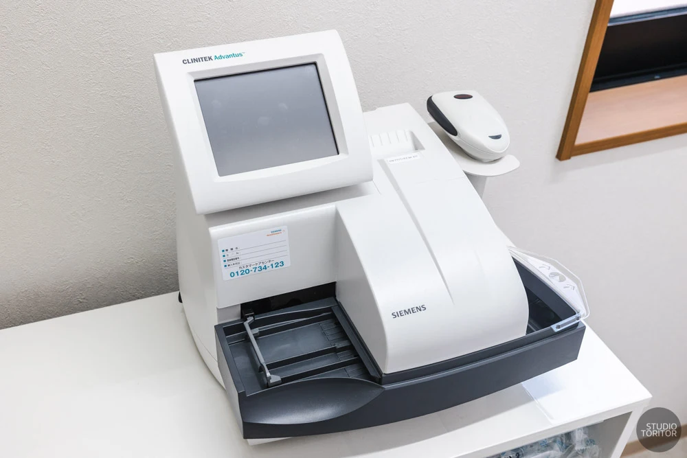 院内即時尿検査を行う全自動尿分析装置。内科クリニックの医療機器撮影事例。