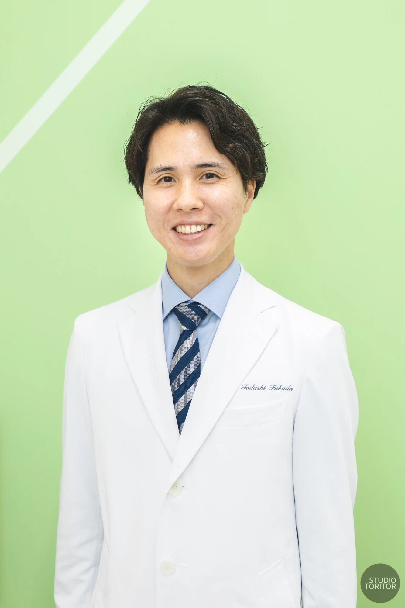 内科・循環器内科クリニックの医師(ドクター)の笑顔のポートレート・プロフィール写真。ホームページ用スタッフ紹介。