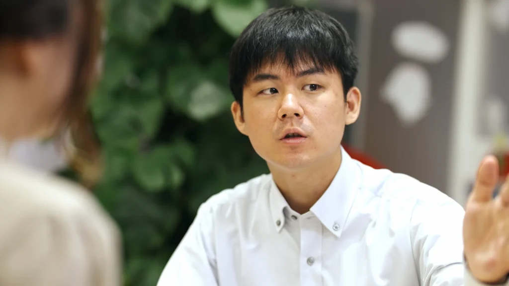 個別ブースでお客様に保険内容を説明する男性ライフパートナー（保険代理店の採用・社員インタビュー）
