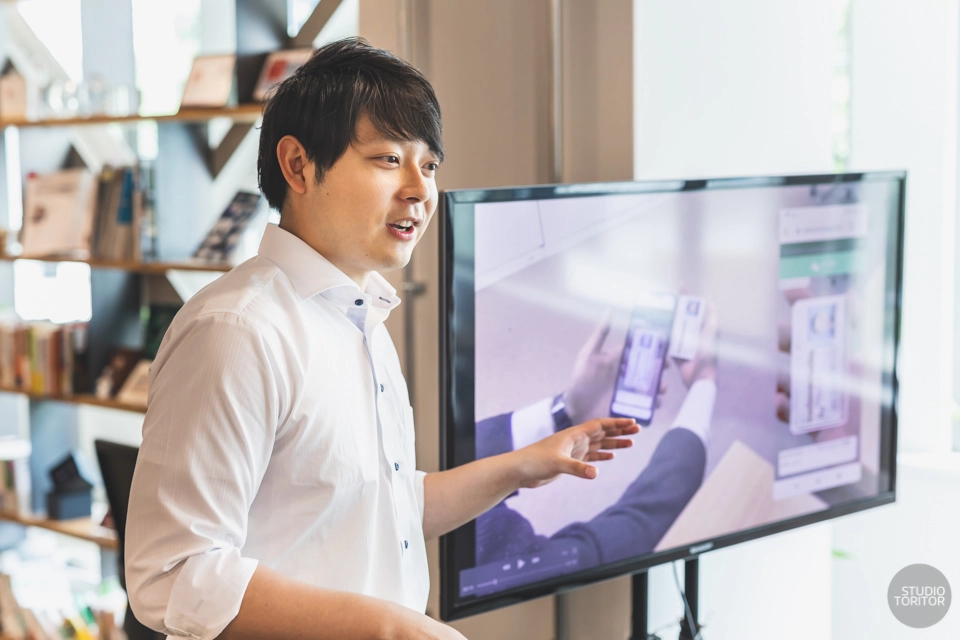自社サービスやアプリの解説を行う説得力あるプレゼンテーションシーンの撮影