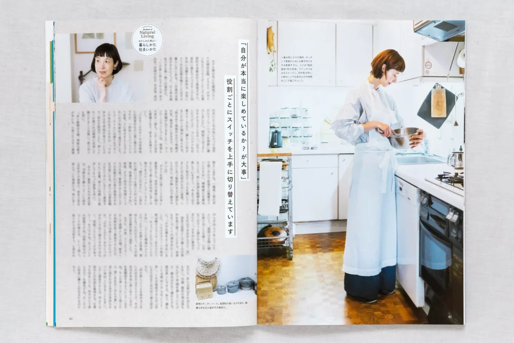 雑誌『すみごこち』Vol.11「香菜子さんご自宅取材」特集誌面。リノベーションキッチンの空気感と自然な暮らしの動作を捉えた人物・住宅撮影事例（スタジオトリトル）